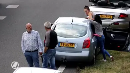 Automobilisten nemen momentje voor zichzelf tijdens file op A6