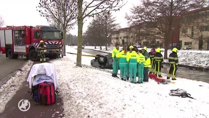 Auto belandt in sloot: Bestuurder ter plekke gereanimeerd