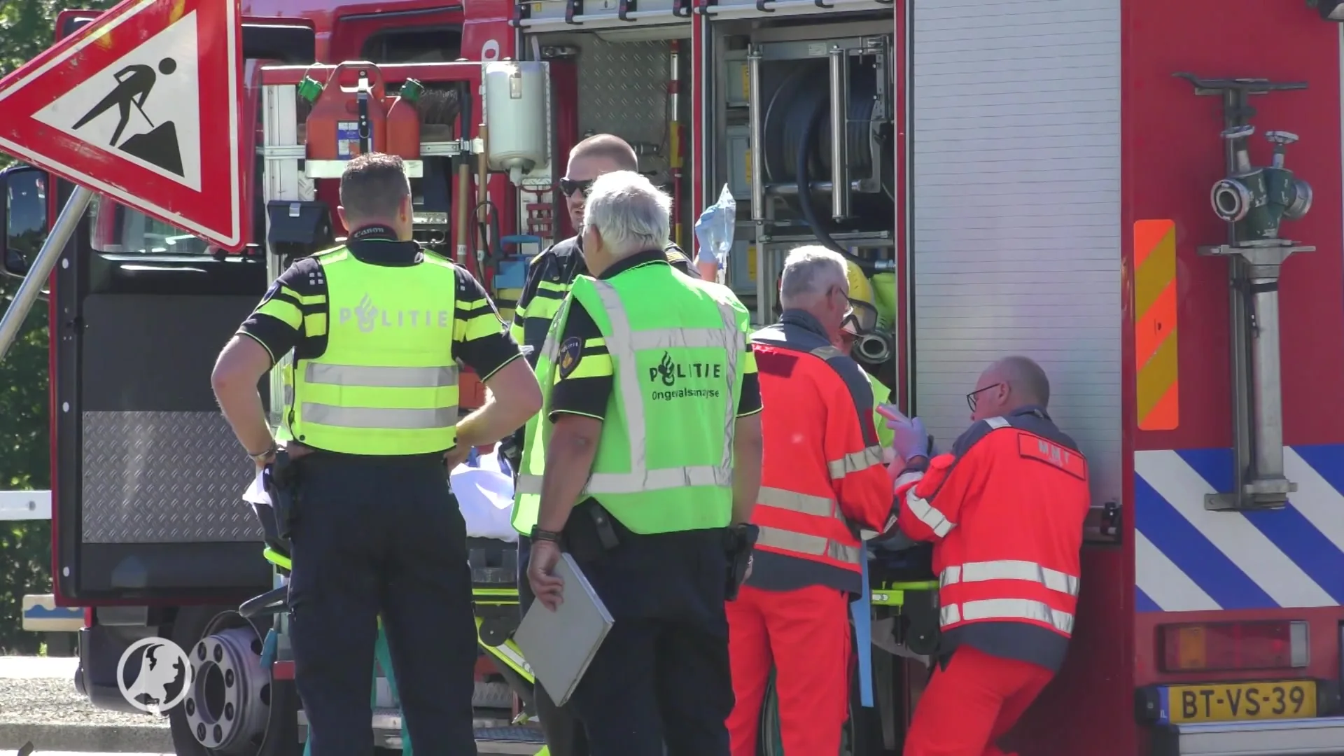 Trein botst op auto in Groningen: twee zwaargewonden