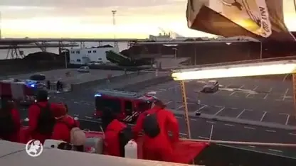 Activisten ketenen zich vast bij kolencentrale op Rotterdamse Maasvlakte