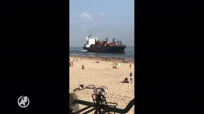 Strandgangers krijgen de schrik van hun leven als containerschip recht op de kust af vaart