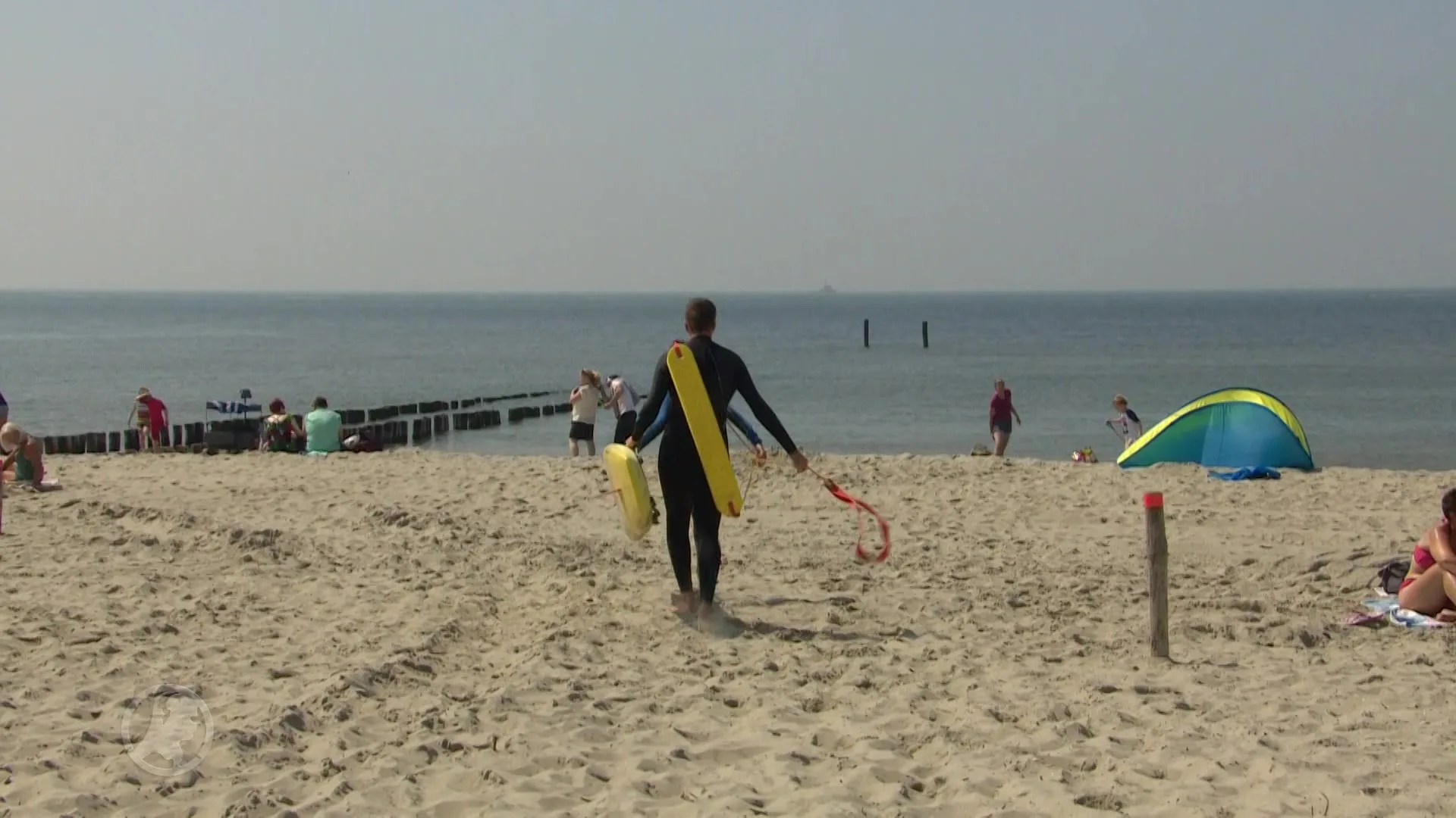 Strandwachten trainen voor lifeguard-diploma