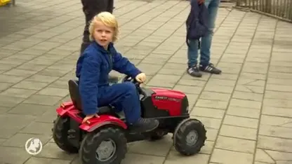 Kinderen hebben eigen boerenprotest: in stoet op mini-trekkers naar school