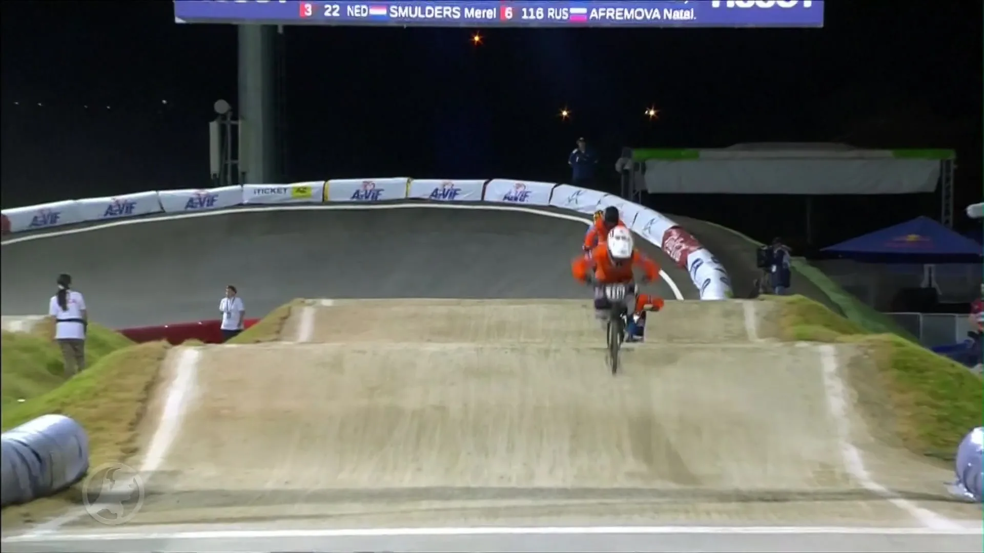 BMX-zusjes Laura en Merel Smulders weer thuis na unieke zege