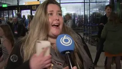 Massaal onthaal voor Duncan Laurence op Schiphol