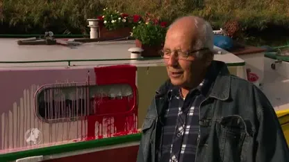 Onverlaten smeren boot van Sjaak (80) onder het verf