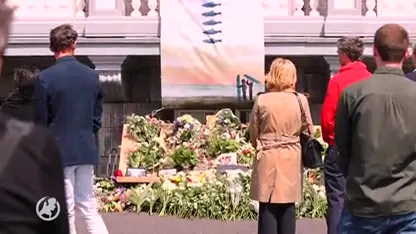 Honderden mensen brengen emotioneel eerbetoon aan omgekomen surfers Max en Mathijs