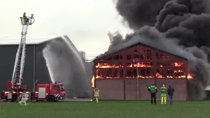 Schuur gevuld met fruit in de as gelegd in Houten