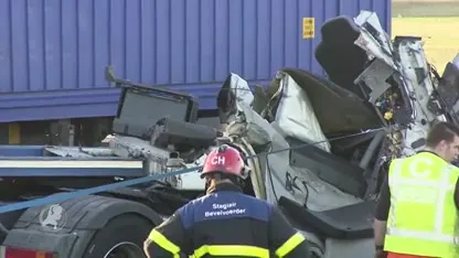 Bestuurder overleden na botsing vrachtwagens op A4