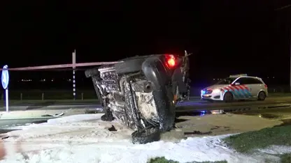 Auto over de kop na aanrijding met broodbus in Oosterland