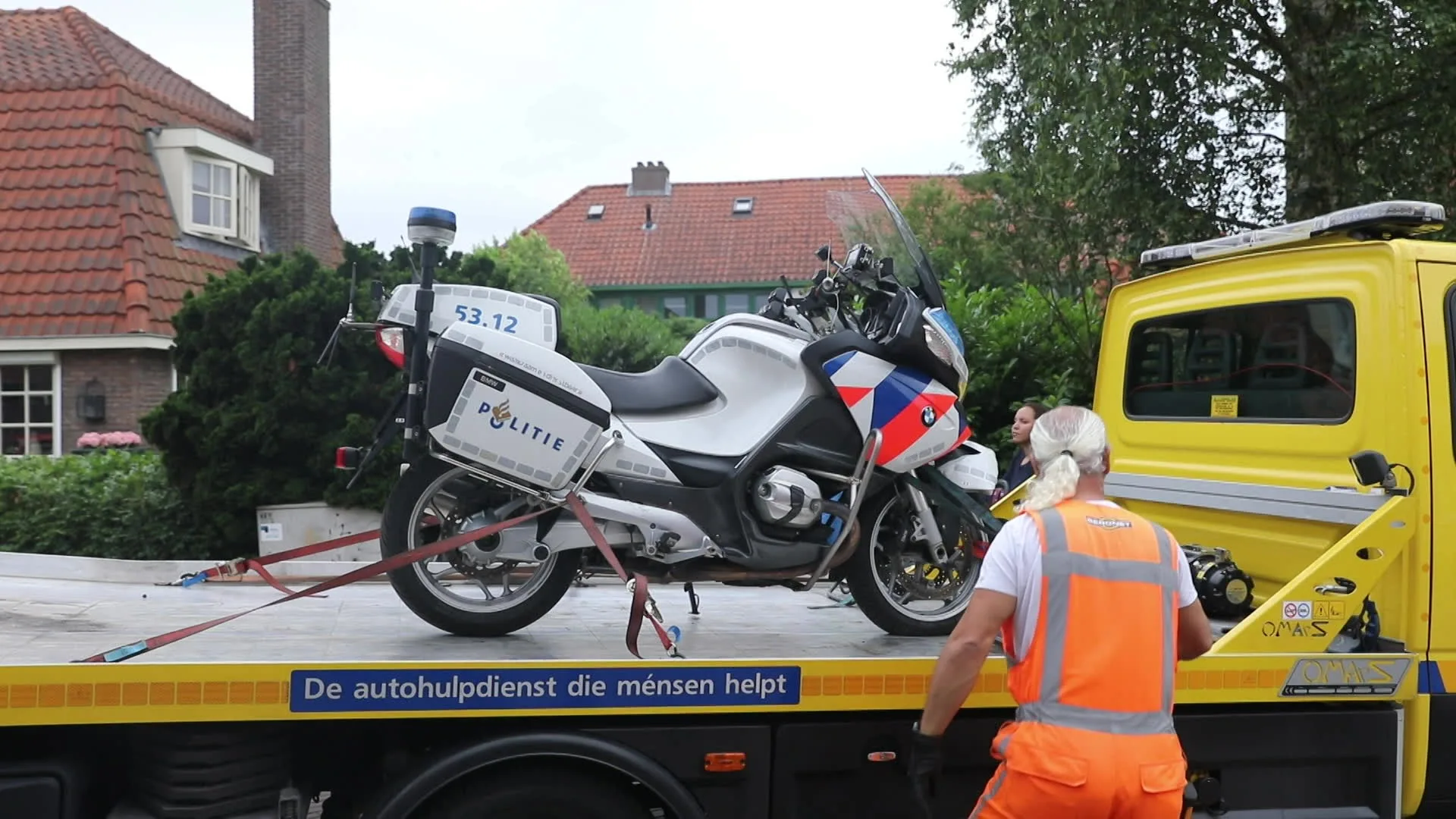 Politie Eemnes massaal op zoek naar kale man in zwarte polo met lichte jeans