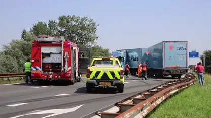 Politie deelt water uit aan automobilisten in de file op A44