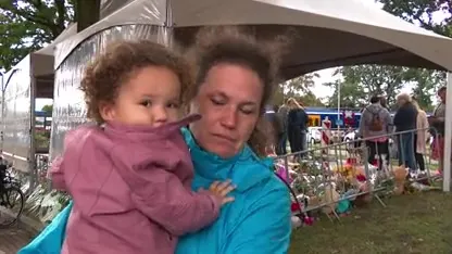 Tenten geplaatst boven bloemenzee bij station Oss