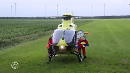 Auto rijdt kanaal Bellingwolde in