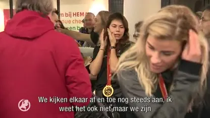 Handbaldames als helden onthaald op Schiphol