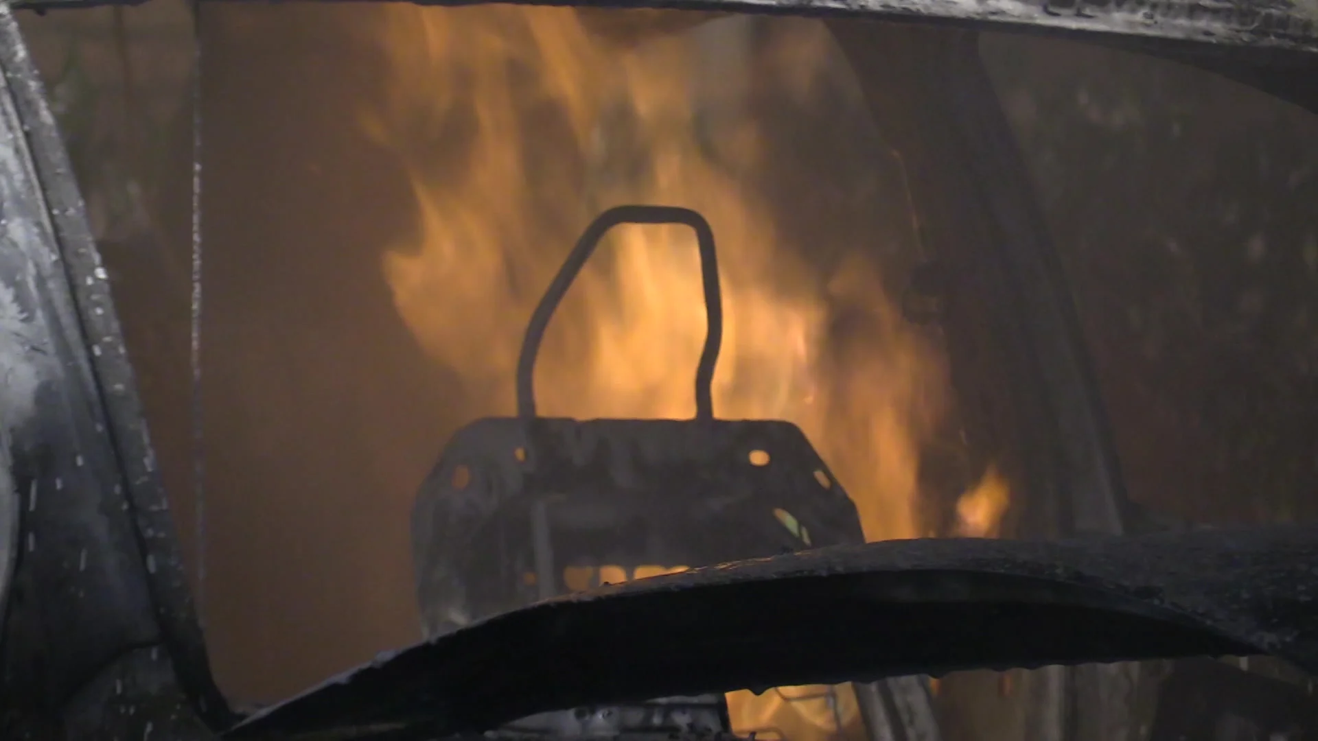 Auto in Rosmalen gaat in vlammen op, tweede auto raakt zwaar beschadigd