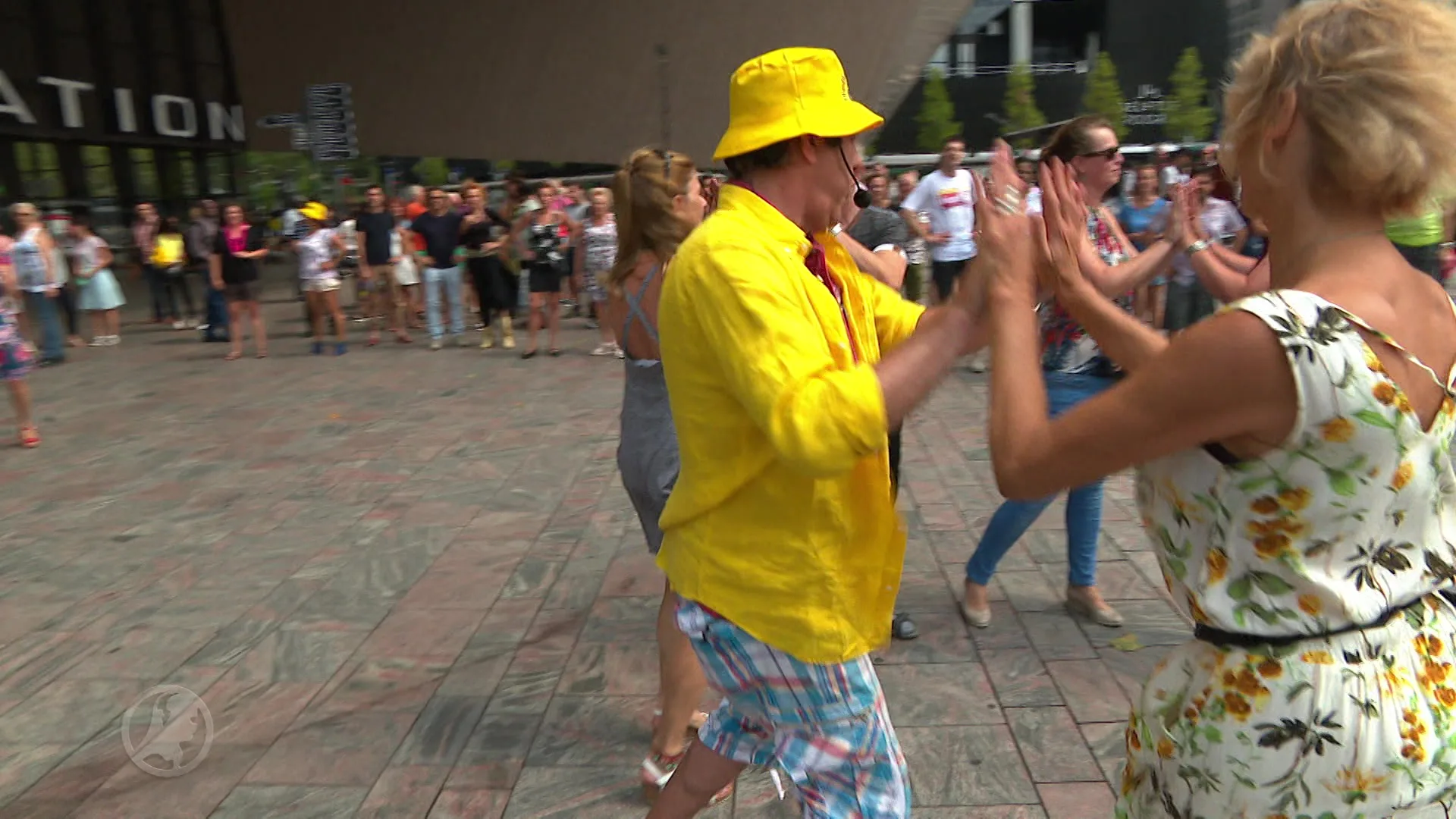 Kleurrijke zomerparade krijgt veel bekijks