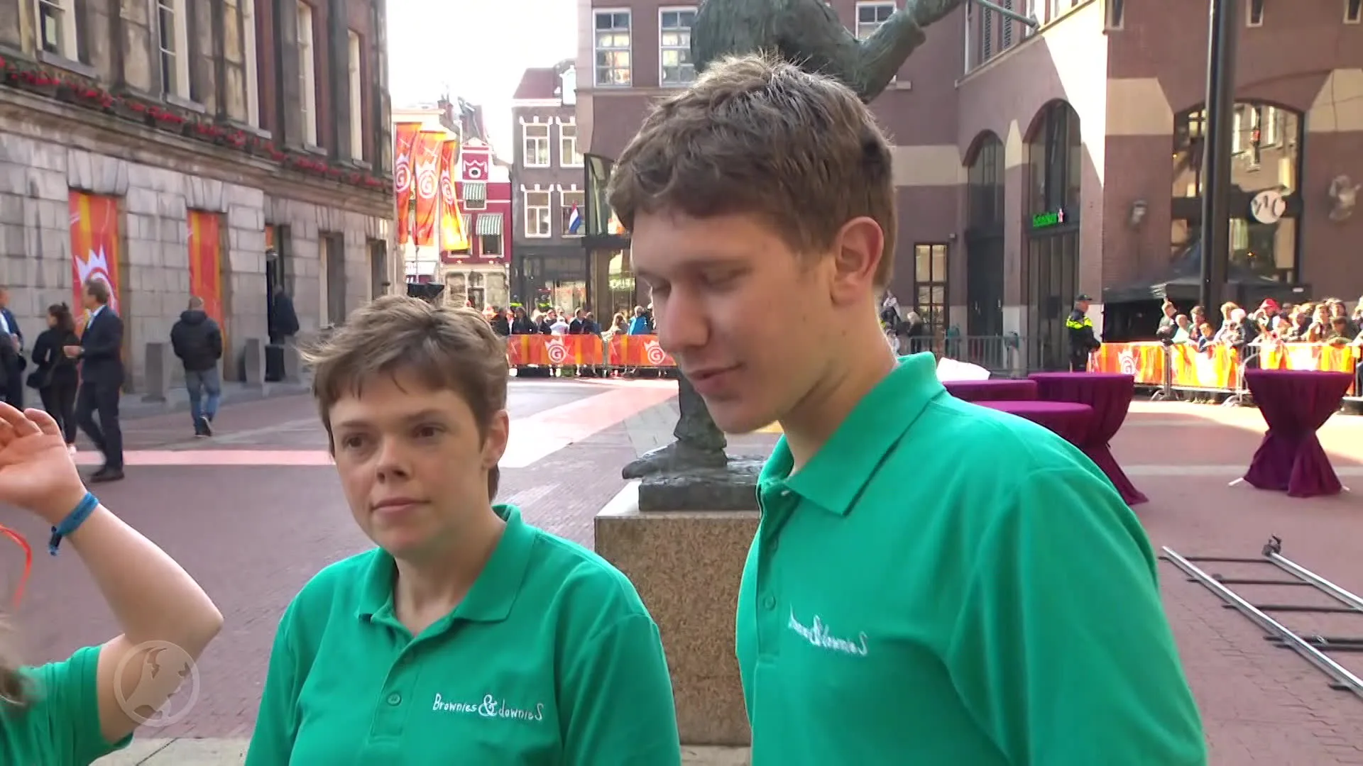 Brownies & downieS gaan de koning een dikke pakkerd geven