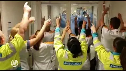 Zorgpersoneel Maasstad Ziekenhuis zingt elkaar hart onder riem toe