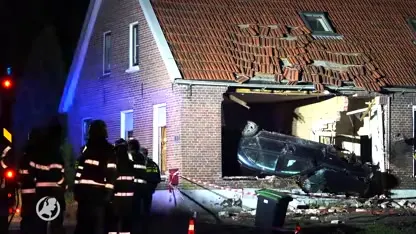 Auto doorboort woning in Bergentheim na 'politieachtervolging'
