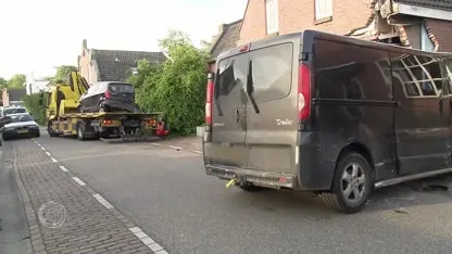 Busje rijdt woning in puin in Hooge Zwaluwe