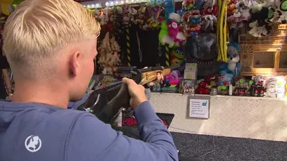 Politie neemt kermisexploitant Gilbert's airsoftwapens in beslag: 'Ik heb deze kraam al jaren'