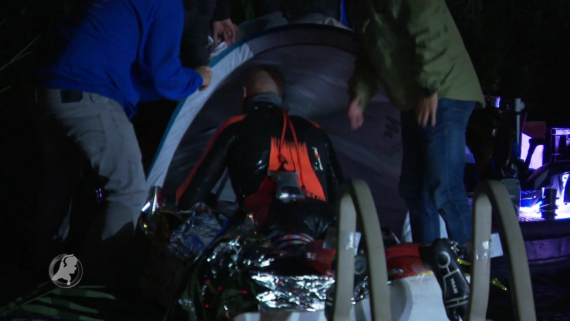 Zo ziet het eruit als Maarten van der Weijden met een dolfijnnet uit water getild wordt (muziek)