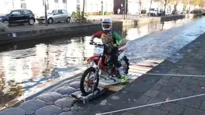 Robbie Maddison doet 'een Jezus te crossmotor' over gracht Den Haag