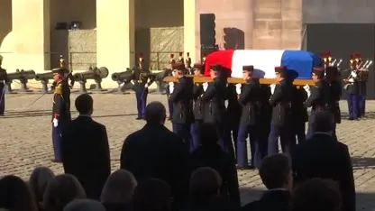 Charles Aznavour in besloten kring begraven