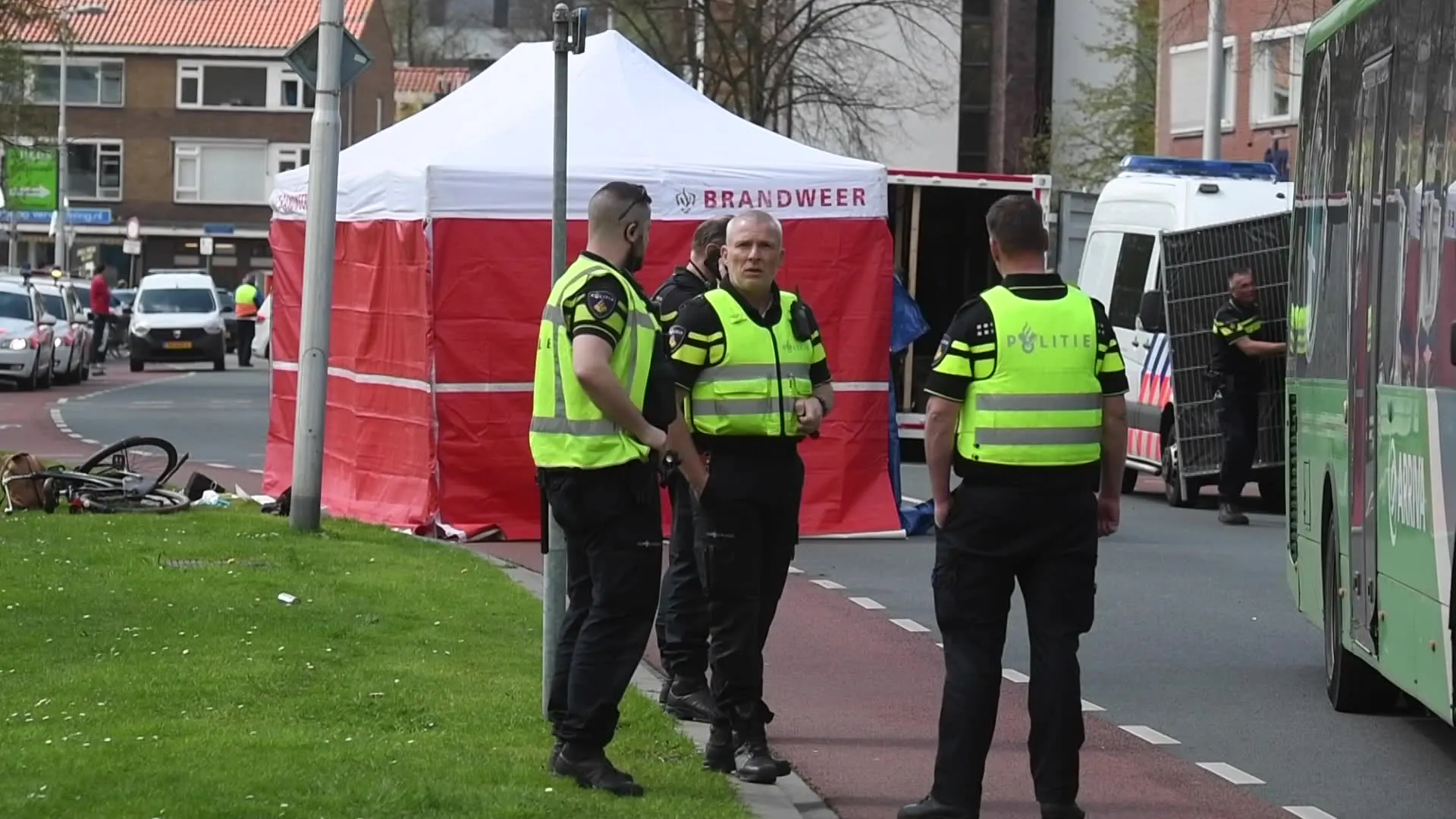 Fietsster (15) dood na botsing met bus