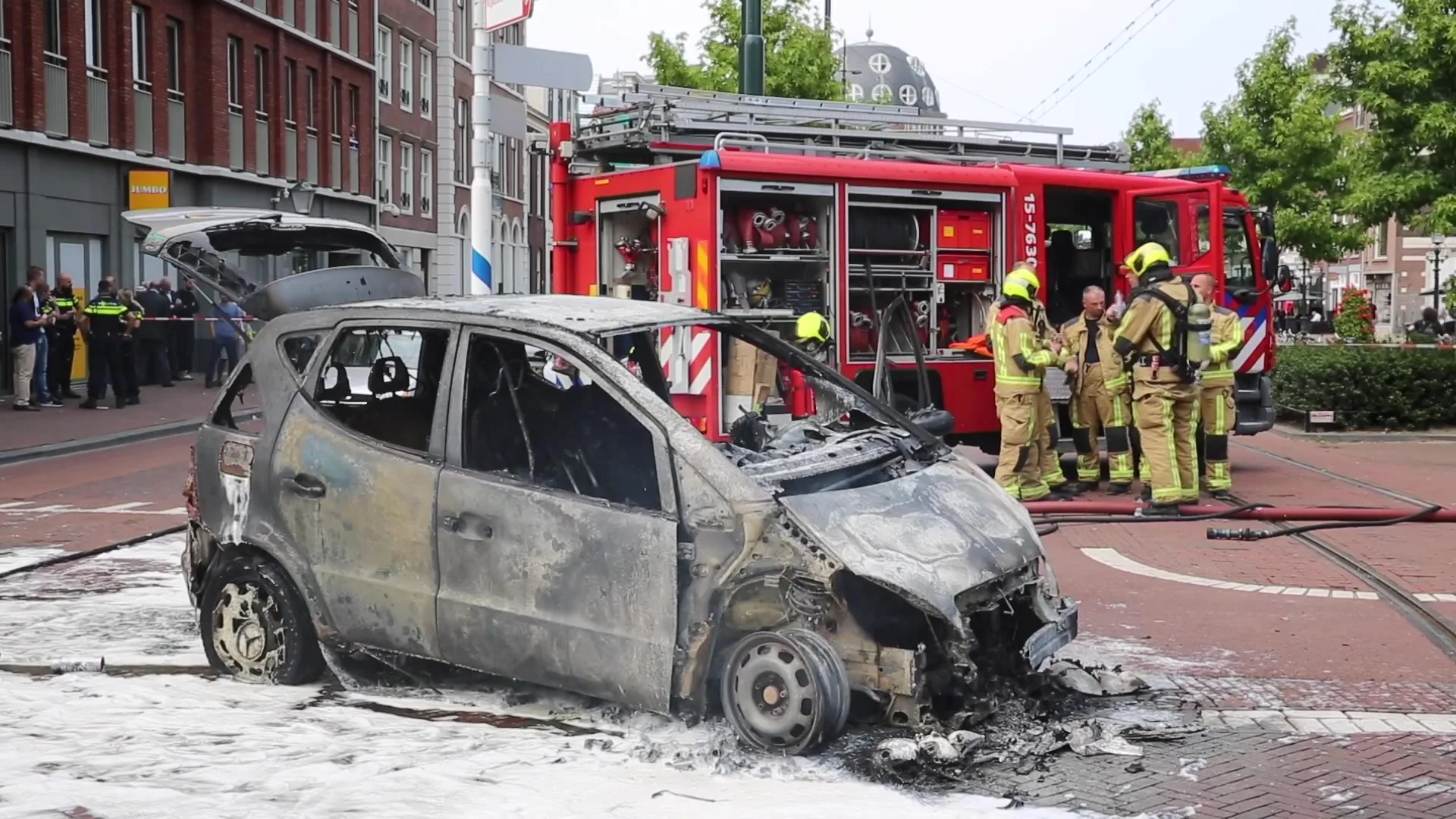 Auto in brand gevlogen voor ingang station Den Haag HS