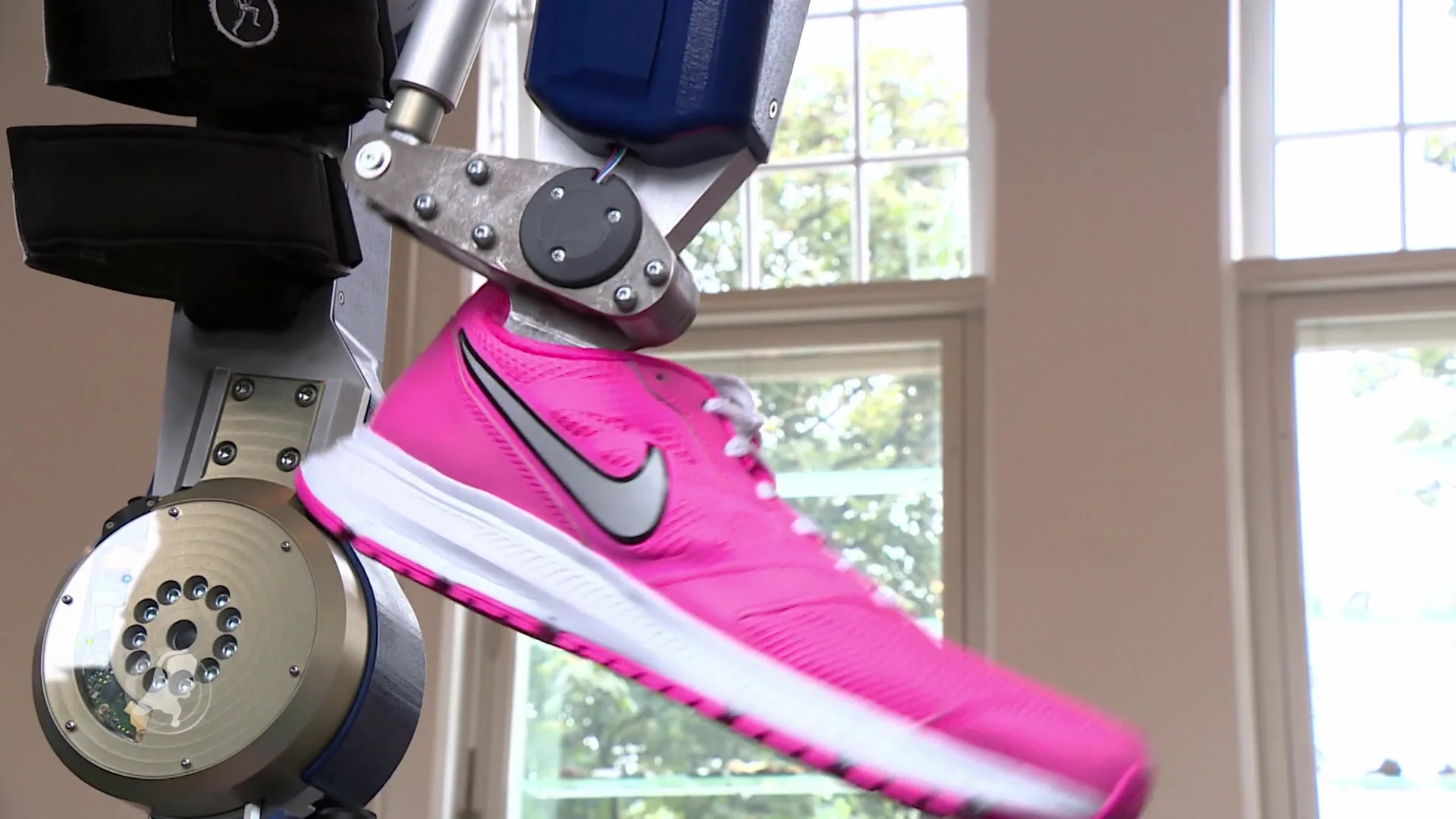 Verlamd en toch kunnen lopen, nieuw exo skelet getest bij TU Delft