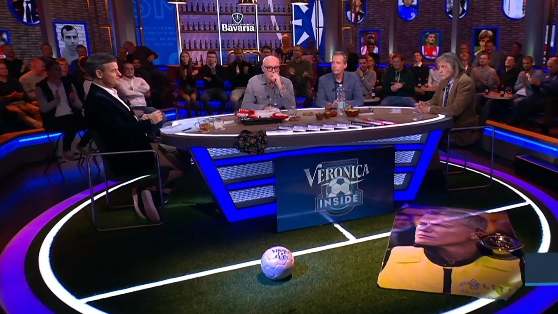 'John de Mol heeft iedereen in zijn zak, behalve ons!'