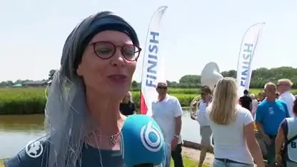 Meezwemmer Edwin emotioneel na zien van vrouw in Franeker