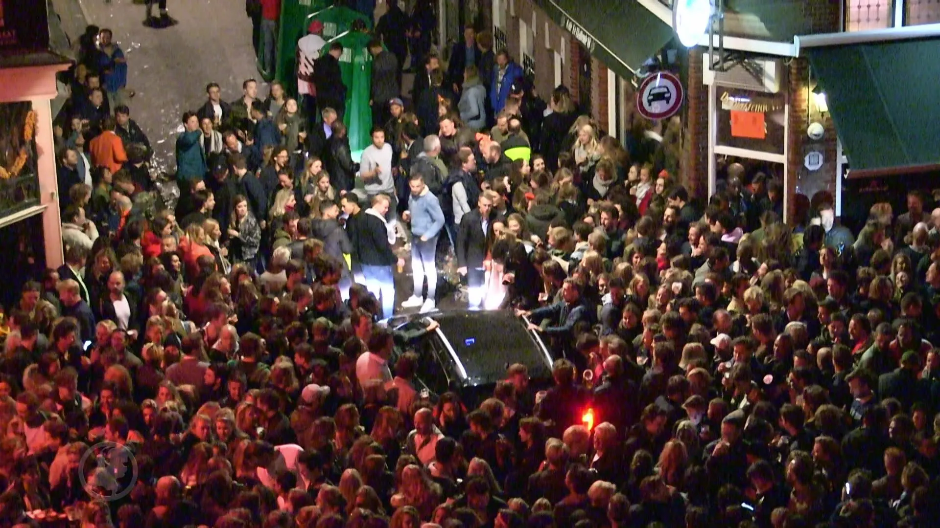 Automobilist vast tussen duizenden feestgangers in De Jordaan