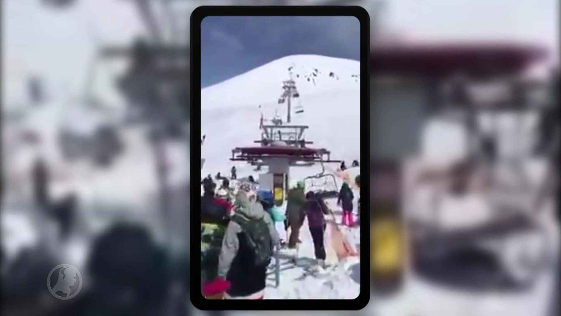 Bizar: skilift slaat op hol en lanceert inzittenden - V2