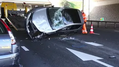 Auto slaat over de kop op N201 bij Vinkeveen