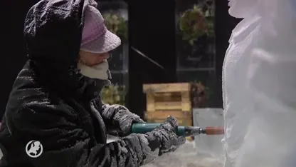 Kunstenaars leggen laatste hand aan ijssculpturen in Zwolle