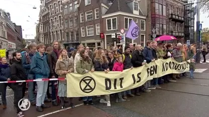 Klimaatactivisten blokkeren brug in Amsterdam