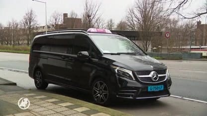 Roze taxi's rijden rond in Amsterdam: 'Er is vaak gedoe met mannelijke chauffeurs'