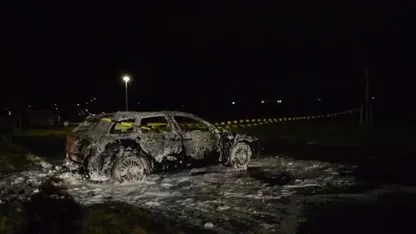 Auto verwoest door brand op carpoolplaats Buitenpost