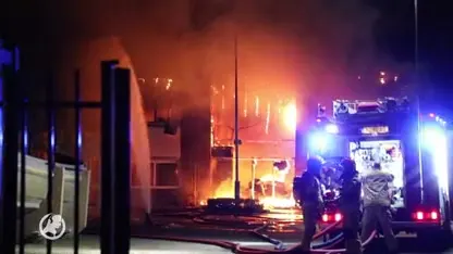 Brand verwoest loods met boten in Aalsmeer