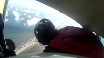 Parachutist Koen mist schoen: 'Sorry als je hem op je hoofd kreeg!'