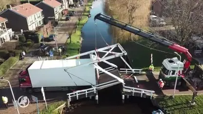 Poolse vrachtwagenchauffeur maakt 'inschattingsfout' en sloopt brug in Hazerswoude-Dorp