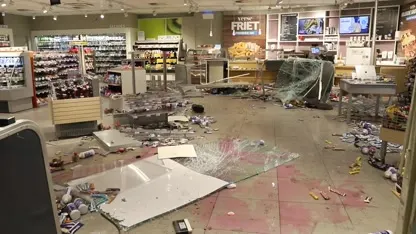 Auto rijdt winkel tankstation Nieuwerkerk aan den IJssel binnen