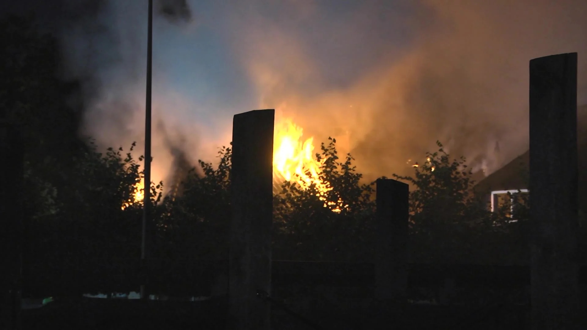 Brand in rietgedekte woonboerderij Nijeveen