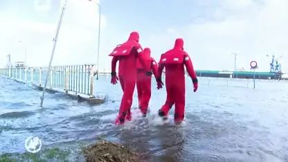 Dijkbewaking wegens storm en gevaar containers