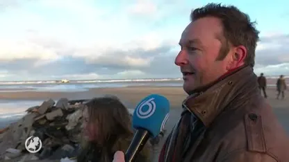 Toeristen helpen met opruimen aangespoeld plastic op Terschelling
