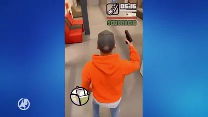 Domkop doet GTA na met nepwapen