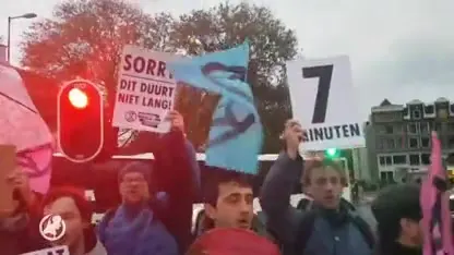 Klimaatactivisten blokkeren Amsterdamse straten middenin ochtendspits